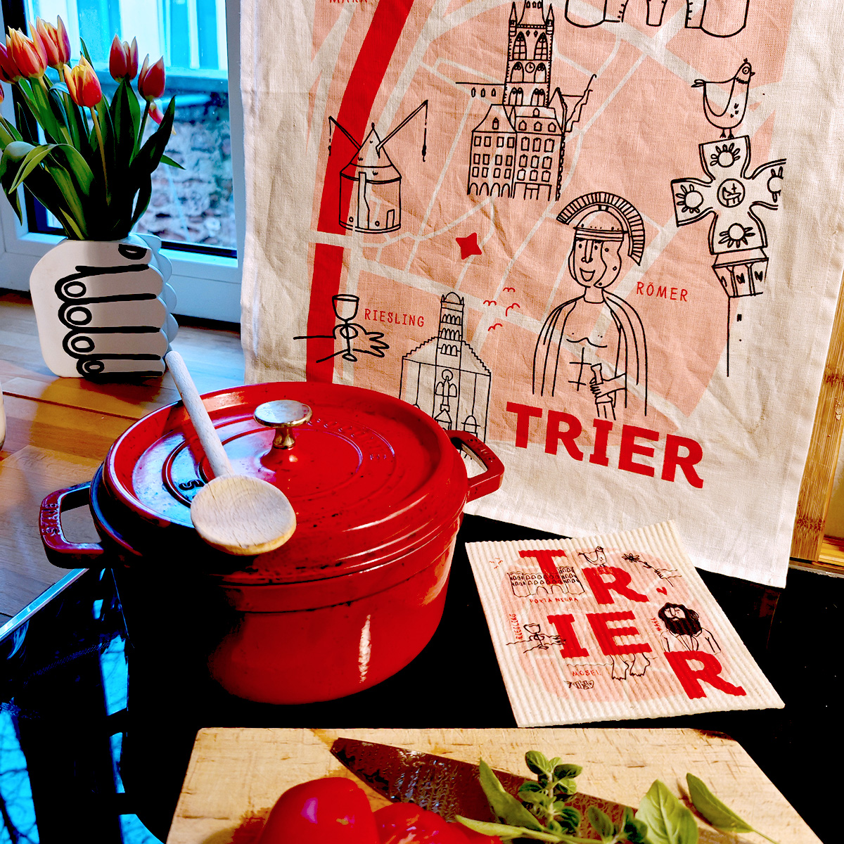 Geschirrtuch- & Spülschwamm-Set auf einem Herd mit Kochtopf und Kochlöffel Geschirrtuch- & Spülschwamm-Set auf einem Herd mit Kochtopf und Kochlöffel